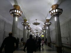 てくてく歩いてホーム到着。
何これ地下宮殿！？
ロシアの地下鉄も凄かったけどウズベキスタンの地下鉄も負けてない。