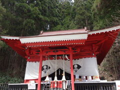 こちらの神社の御朱印は沢山の種類があり値段も違って選ぶ事が出来ます。

海外からのお嬢さんが私が買う書置きの御朱印を見て、話しかけてきてくれて一緒に選んであげました。

