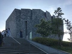 公園を抜けると小高くなった広場があり、その上に巨大な岩のような建物がありました。
この周辺が複合施設・ところざわサクラタウンで、その建物は角川書店の博物館でした。
博物館の設計は隈研吾で、広い敷地内にはその他イベントホールや神社などがあります。
