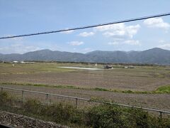  亀岡駅をすぎてのどかな景色が続きます。