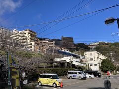 熱川駅に到着！ホテルの送迎車の時刻は決まっていますが、
予約しておかないと配車されない場合(誰も乗られない場合は配車しない）
もあるとの事なので事前に予約しました
反対側の出口は「熱川バナナワニ園」に近くなります