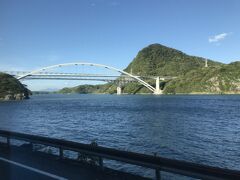 熊本駅～天草バスターミナル間のバスの車窓。
九州本土と天草島を隔てる三角ノ瀬戸と天門橋。