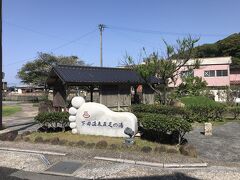 下田温泉バス停で乗り換え。
バス停前には「下田温泉五足の湯」の足湯がある。