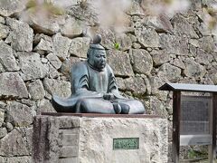 津山城を築いた森忠政の銅像。お城の入り口にある