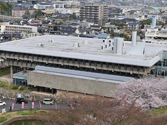 城の北側には津山文化センターが見える