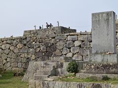 天守の石垣。復元されているが、迷路のようだ