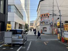 駅のそばにある「仙台朝市」へ行きました。朝の通勤の人並みが結構多くて、駅近。
