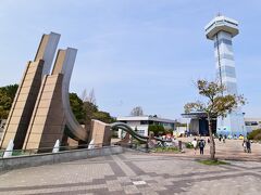 右の塔は、水の館・展望タワー（有料）です。
あちこちで、チューリップが迎えてくれます。　　　
左が三川池の噴水。