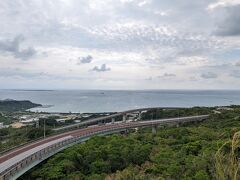 まずは、恒例のニライカナイ橋展望台です。

雲が多いので、いまいち海の色が・・・残念(~_~;)