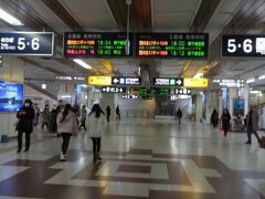 17:50「札幌駅」到着。戻って来ましたね。10分しかないので、すぐ快速エアポートのホームへ行きました。