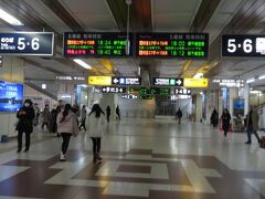 17:50「札幌駅」到着。戻って来ましたね。10分しかないので、すぐ快速エアポートのホームへ行きました。