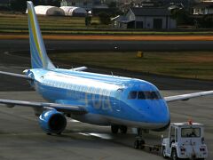 富士山をイメージしたこの色は、ドリームレッドと同様にFDAのシンボルカラーになっている。
制服の色などはドリームレッドが多いが、
FDA社員さんの胸についている社章は、意外にもこちらの色。