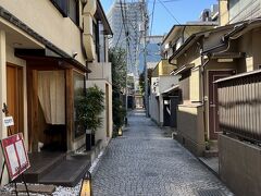 靖国神社～千鳥ヶ淵でお花見の前に神楽坂でランチ。

かくれんぼ横丁にあるレストランへ向かいます。