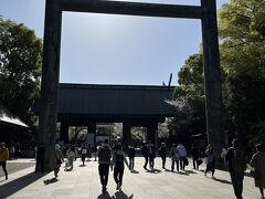 靖国神社の第二鳥居をくぐります。

青銅製の鳥居としては日本一の大きさを誇るそう。