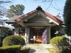 玉光神社拝殿　創建は1932年です。神道系の新宗教団体で教祖本山キヌエです。鳥居を潜ると拝殿があり、その奥に南鳥居があります