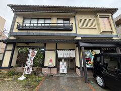 小松空港から直行したのは金沢市内の「加登長総本店」（店の前に駐車場あり）

実は、前回金沢に来た時にこのお店の明太子かき玉うどんが食べたかったのですが、ちょうど定休日に当たっちゃって食べれなかったのでリベンジしたというわけです