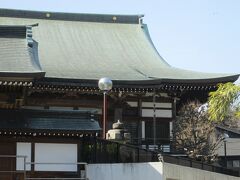 大盛寺本堂　天台宗の一寺、創建は不詳、開山は弁泉和尚、本尊は薬師如来像です。山門は閉まっていて境内には入れません。塀越しに本堂が見えます。公園の中にある弁財天は本寺に属しています。南ある別院（墓地）には三木露風の墓があります