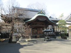 月窓寺本堂　曹洞宗の一寺、創建は不詳、十七世紀、開山は洞巌和尚、本尊は釈迦牟尼仏です。武蔵野四軒寺の一寺です。通用門を通ると、向拝の彫刻が見事な本堂、幹漆造白衣観音坐像が安置されている観音堂、三蔵法師像、閉じられている中国風の山門があります