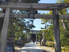 鳥居をくぐります