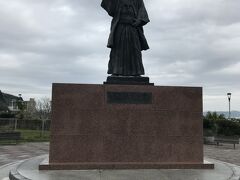 高嶋石炭資料館前に建つ岩崎弥太郎像。
三菱財閥の創始者。高島と端島（軍艦島）の炭鉱は三菱鉱業が経営していた。