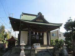 善行神社拝殿　創建は不詳、ご祭神は宇迦御神魂大神と須佐之男命です。鳥居を潜ると拝殿、庚申塔等の石造物、境内社があります。藤沢本町にある白幡神社の兼務社です