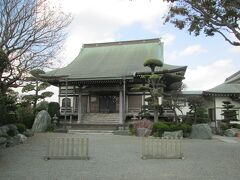 龍見寺本堂　浄土宗の一寺、創建1611年、開基は地頭中根臨太郎、開山龍見和尚、本尊は阿弥陀三尊像です。かっては龍見寺と呼ばれたが、寺号を自性院と改める。山門を通ると、正面に本堂、その他に客殿、宝篋印塔、社があります