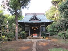 大庭神社拝殿　創建は不詳、ご祭神は神皇産霊神、菅原道真、大庭三郎景親（平安時代末の武将、平良文の子孫、鎌倉権五郎景正の曽孫、源頼朝に敗れ処刑される）です。鳥居を潜ると鐘楼、拝殿、本殿があります