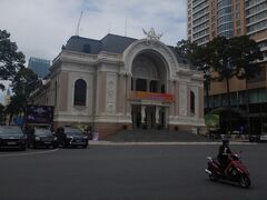 ドンコイ通り。市民劇場。これもフランス統治時代の建物。