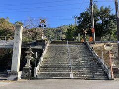 有田に来たら行ってみたかった「陶山神社」に向かいます。

駐車場に車をとめ、神社の階段を上がっていくとそこには・・