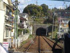 広島電鉄線全線の中で、唯一のトンネル。
廿日市市役所のあたり。