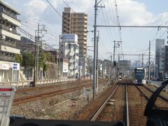 だんだん広島市の市街地につながる街の中へ。
このあたりも山陽本線に並行。山陽線の駅の横にはこちらにも駅がある。