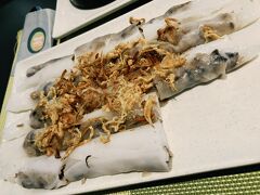 ランチはWRAP&ROLLでバインクォン（茹で春巻き）
生春巻きは日本でも食べられるけど、バインクォンは日本ではなかなか食べられないと思うので絶対食べると決めていました！
たれにつけていただきます！もっちもちでおいしかった～
50000ドン（約305円）