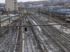 直江津駅へはホテルからゆっくり歩いて10分ほどです。
写真は直江津駅で南北の連絡橋から富山方を撮影したものです。