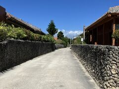 郵便局の前あたりの道は集落の道。青い空。