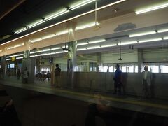 大阪環状線と接続する京橋駅。
京阪電車随一の乗降客数を誇る駅だそうです。