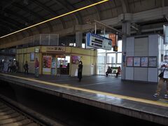 寝屋川市駅。
ホームにうどんスタンド
関東だったら「そば」と書かれるんだろうな、きっと。
何気ない文化の違いを見つけつつ旅を楽しみます。
