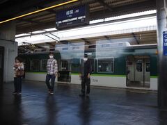 樟葉駅でも先行の普通電車を追い抜き
この先大阪・京都符境を越えます。