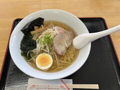 フードコートで塩ラーメンの昼食。
海の後はやっぱりラーメン。