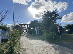 今回島の神社にも行ってきました！

ここは小高くなった山の上にあるので

自転車ではかなりきつかったです



ほぼ押して行きましたー