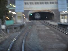 　次は、2024年3月ダイヤ改正で廃止となった滝ノ上駅を通過します。
