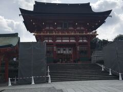 3日目、地下鉄と電車を乗り継いで　伏見稲荷大社へ
時間が早いのか　参拝の人は少なめ。