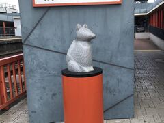 伏見稲荷駅　お狐さんがお出迎え