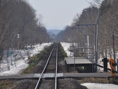 　初野駅跡を通過、木製板張りホーム