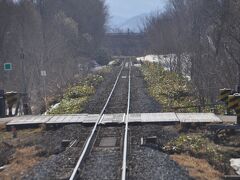 　2021年に廃止された南美深駅あたりを通過します。