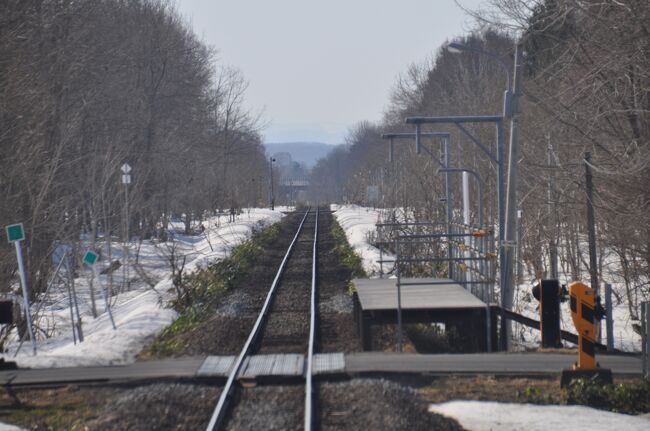 　初野駅跡を通過、木製板張りホーム