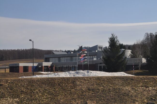 　道立サンピラーパーク サンピラー交流館、こいのぼりが揚がっています。