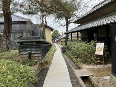 高井鴻山記念館への小道を歩きます。
