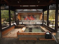 こちらが足湯。
この正面のお湯が一番熱いです！！！