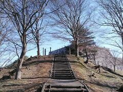 二本松城の天守台までは軽い山登りをした感じになりますが、桜じゃない絶景も楽しめます、天守台が見えて来ました