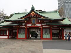 　初詣の時期に耳にする日枝神社にも行ってみました。エスカレーターで簡単にアクセスできるようになっていました。